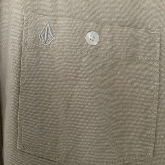 Button down short sleeved khaki tan medium Volcom tee shirt - Picture 2 of 4
